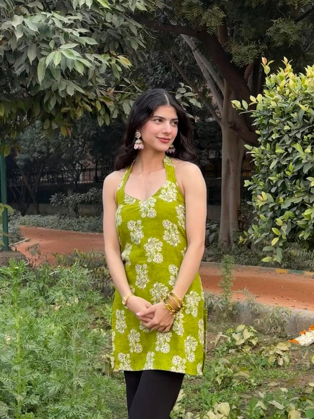 पिस्ता Kurti 🌿 (Pista Green Floral Halter Kurti)